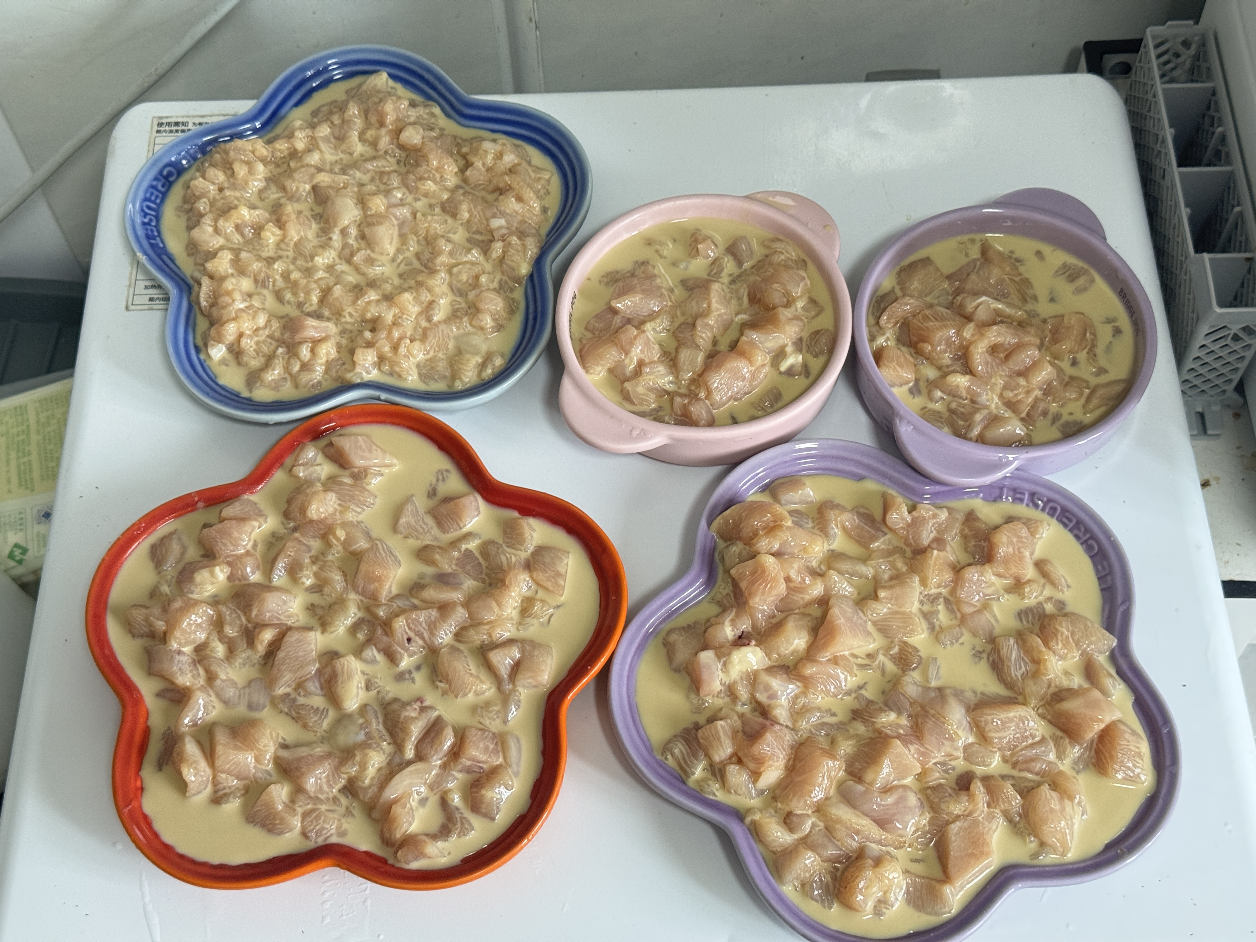 揍饭揍饭！
今天吃点鸡胸肉好噜！好久没吃🐔了
小小孩儿的肉泥调整成肉粒粒了！绞肉机罢工了，切了好久！
补剂添加了：黄芪多糖和维生素b
上海急速降温，注意保暖的同时也要加强免疫力抵抗力的提升～预防感冒和肠胃问题，皮肤免疫力也要提高呢～
还加了一些羊奶～