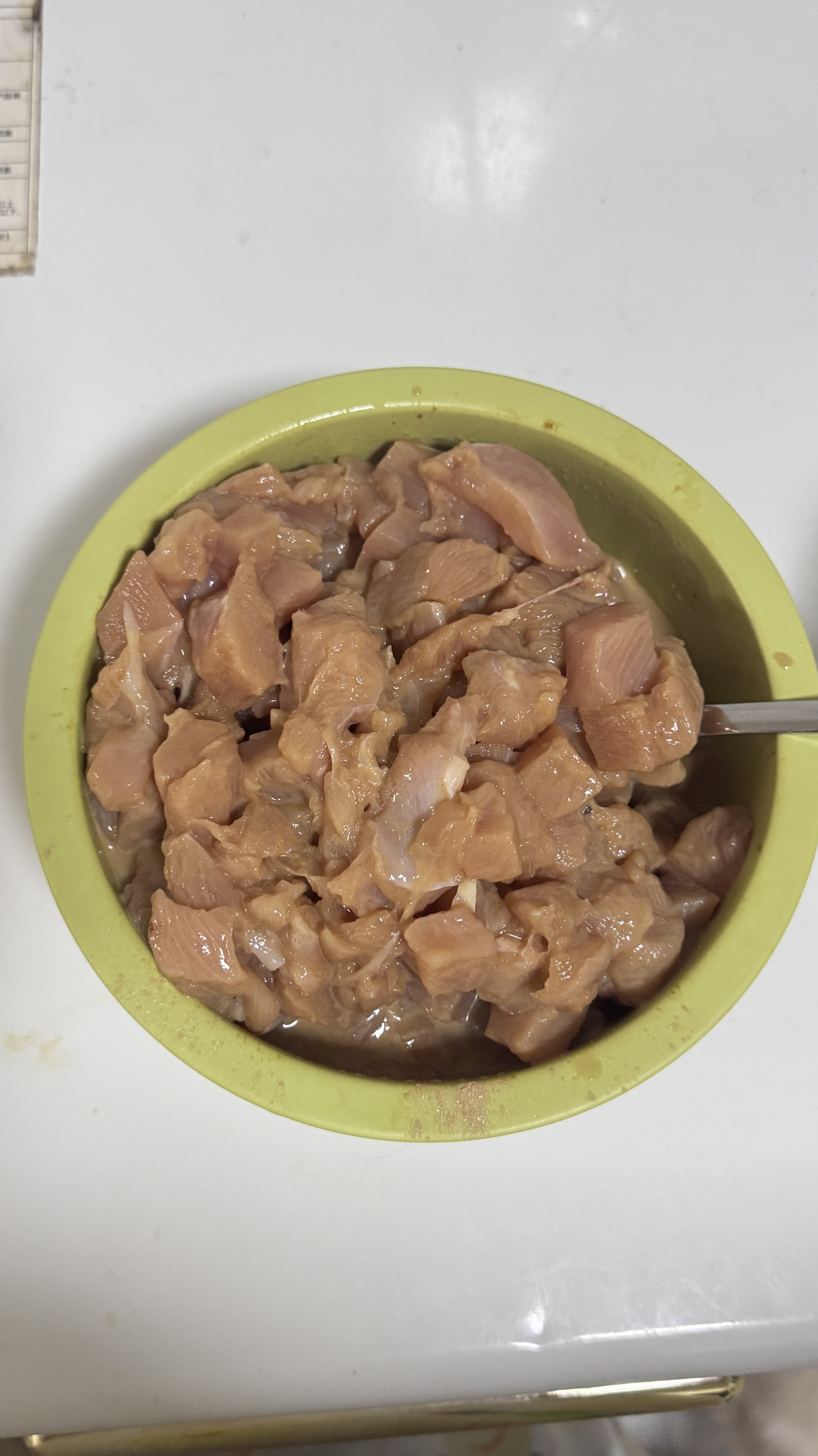 谁懂这一大盆肉的救赎感！
竟然被吐槽有饭缩力！😡
今日加餐🍽️
生骨肉～火鸡胸
补剂：黄芪多糖➕九羊羊奶